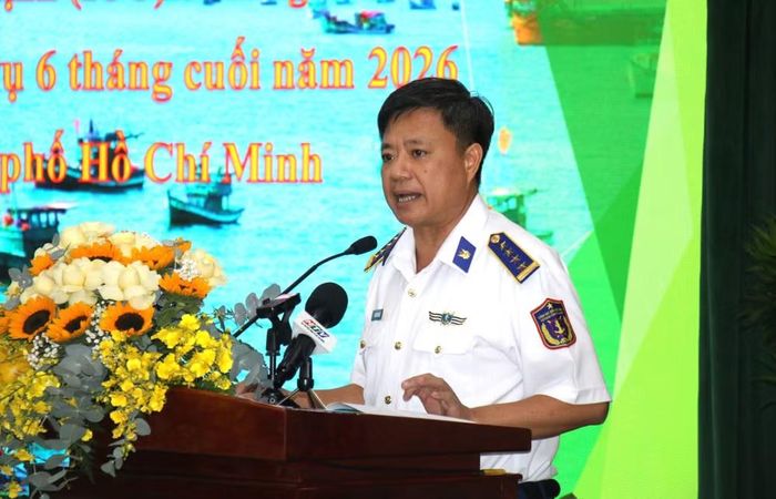 Đại tá Nguyễn Đức Hiếu, Phó Tư lệnh Pháp luật Bộ Tư lệnh Vùng Cảnh sát biển 3 phát biểu tại hội nghị. (Ảnh: Hương Giang/TTXVN)