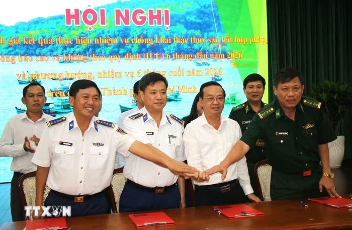 Lễ ký kết Quy chế phối hợp giữa Ủy ban nhân dân Thành phố Hồ Chí Minh với các đơn vị trong công tác phòng, chống khai thác thủy sản bất hợp pháp, không báo cáo và không theo quy định (IUU). (Ảnh: Hương Giang/TTXVN)