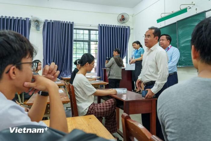 Ông Trần Anh Tuấn, Phó Chủ tịch Ủy ban nhân dân thành phố Đà Nẵng kiểm tra công tác tổ chức và dặn dò các thí sinh tham gia kỳ thi. (Ảnh: Thanh Phong/Vietnam+)