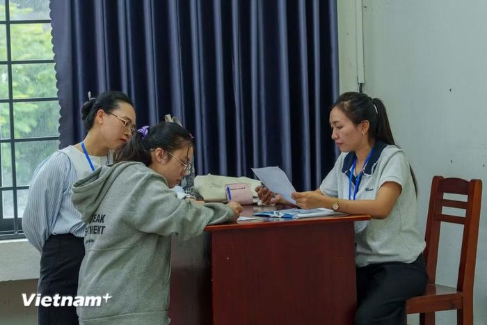 Thí sinh dự thi kỳ thi Trung học phổ thông năm 2026 tại thành phố Đà Nẵng tiến hành làm thủ tục trước kỳ thi. (Ảnh: Thanh Phong/Vietnam+)