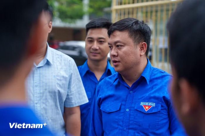 Ông Lê Công Hùng, Bí thư Thành Đoàn Đà Nẵng dặn dò công tác tình nguyện tại một điểm thi. (Ảnh: Thanh Phong/Vietnam+)