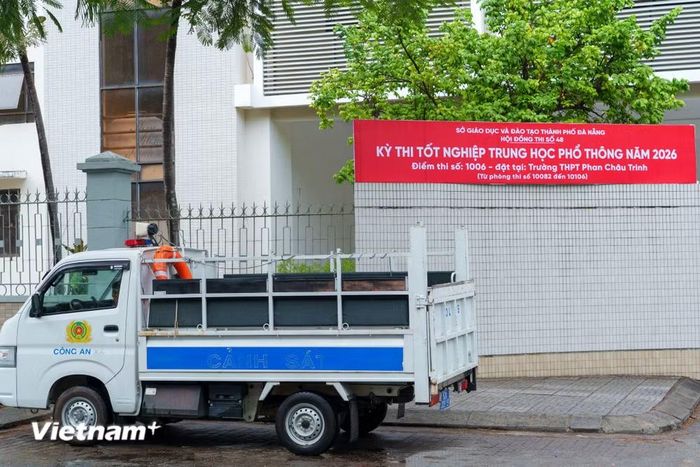 Công an túc trực tại các điểm thi nhằm đảm bảo an toàn cho kỳ thi. (Ảnh: Thanh Phong/Vietnam+)