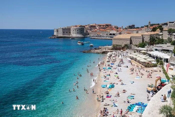 Người dân tắm biển tránh nóng tại Dubrovnik, Croatia. (Ảnh: THX/TTXVN)