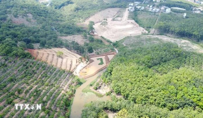 Khu vực đầu nguồn hồ Chế Biến có dấu hiệu bị thu hẹp đáng kể so với hiện trạng trước đây. (Ảnh: Đậu Tất Thành/TTXVN)