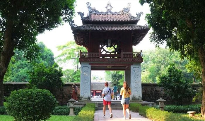 Du khách tham quan điểm đến mang tính biểu tượng của du lịch Thủ đô, Văn Miếu-Quốc Tử Giám. (Ảnh minh họa: CTV/Vietnam+)