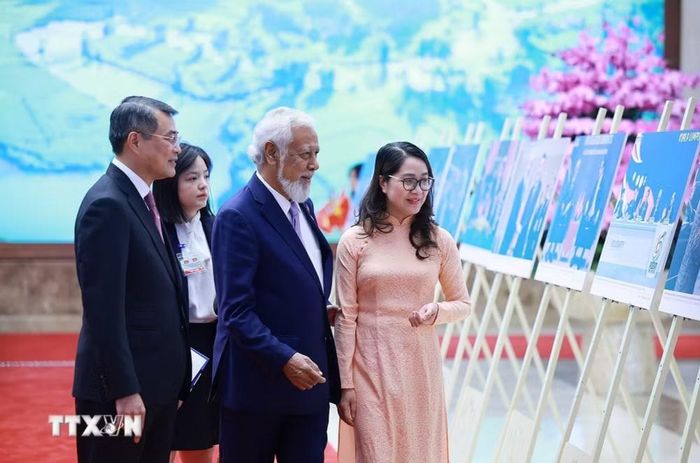 Thủ tướng Lê Minh Hưng và Thủ tướng Timor-Leste Kay Rala Xanana Gusmão tham quan trưng bày ảnh về quan hệ hợp tác giữa hai nước do Thông tấn xã Việt Nam thực hiện. (Ảnh: Dương Giang/TTXVN)
