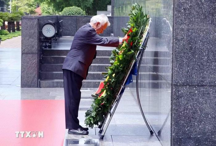 Thủ tướng Timor-Leste Kay Rala Xanana Gusmão đến đặt vòng hoa và vào Lăng viếng Chủ tịch Hồ Chí Minh. (Ảnh: Phạm Kiên/TTXVN)