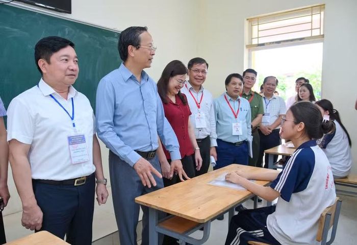 Thứ trưởng Phạm Ngọc Thưởng động viên thí sinh. (Ảnh: PV/Vietnam+)