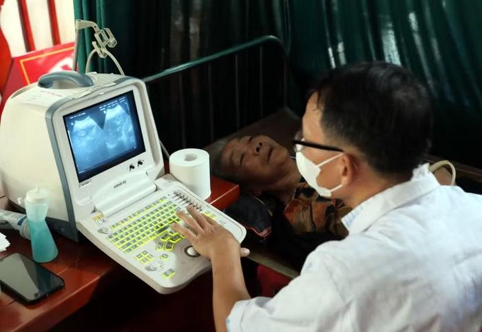 Bác sỹ siêu âm cho người dân trong một chương trình khám sàng lọc miễn phí. (Ảnh: TTXVN/Vietnam+)