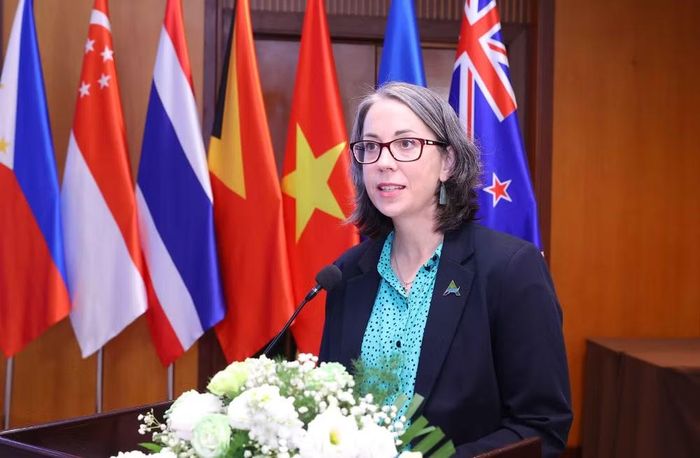 Quyền SOM ASEAN của New Zealand, bà Alana Hudson phát biểu. (Ảnh: Văn Điệp/TTXVN)