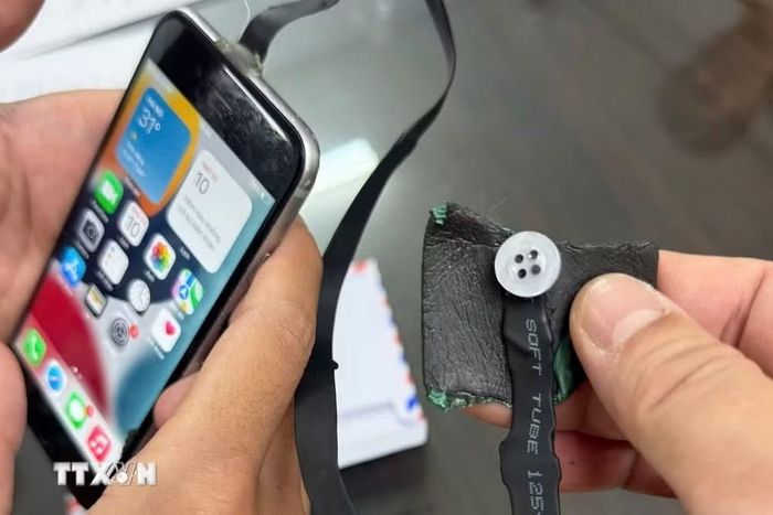 Thiết bị được thí sinh giấu trong người gồm camera ngụy trang kết nối điện thoại, tai nghe siêu nhỏ gắn tai. (Ảnh: TTXVN phát)