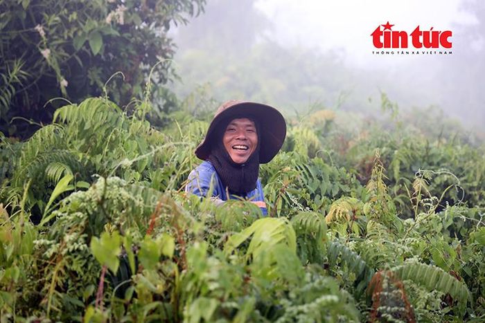 Người đàn ông quanh năm mưu sinh với rau rừng vốn ít nói và kín đáo về cuộc sống riêng. Nụ cười tươi của anh vì thế trở thành khoảnh khắc hiếm hoi.