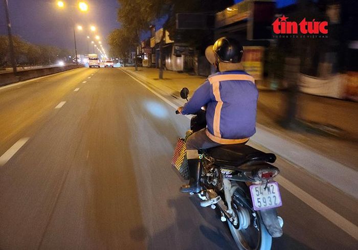 Từ sáng sớm, anh Hùng lặng lẽ điều khiển chiếc xe máy cũ chạy gần 7 km từ nơi trọ đến những rừng sậy, nơi có rau đọt choại mọc tự nhiên.