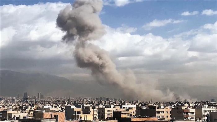 Khói bốc lên sau vụ không kích của lực lượng Mỹ-Israel nhằm vào thủ đô Tehran, Iran ngày 28/2/2026. Ảnh: ANI/TTXVN