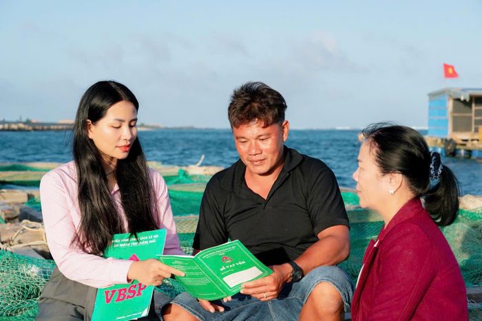 Cán bộ tín dụng NHCSXH đặc khu Lý Sơn luôn bám sát cơ sở, gắn bó với nhân dân, giúp hộ nghèo và các đối tượng chính sách sử dụng vốn vay ưu đãi phát triển sản xuất nông nghiệp, kinh tế biển... để thoát nghèo, nâng cao cuộc sống.