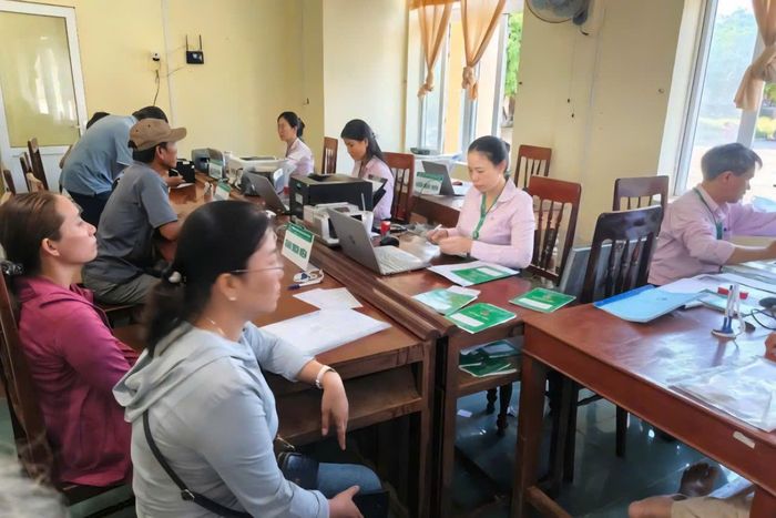 Điểm giao dịch thuộc NHCSXH Lý Sơn tích cực giải ngân, tạo điều kiện để người dân vay vốn thuận lợi.