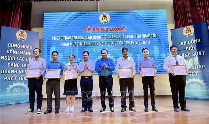 Thạc sĩ Nguyễn Đức Tài (ngoài cùng bên trái) nhận Bằng Lao động sáng tạo năm 2025 của Tổng Liên đoàn Lao động Việt Nam trao tặng với sáng kiến “Robot camera 3 trục tịnh tiến”.