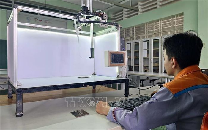 Sinh viên Trường Cao đẳng Nghề An Giang thực hành lập trình robot, huấn luyện các mô hình nhận dạng hình ảnh bằng trí tuệ nhân tạo.