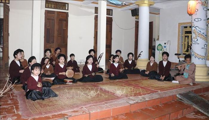 Các thành viên Đội chiếu Xẩm chợ Lồng, xã Yên Từ, duy trì sinh hoạt định kỳ tạo môi trường để giao lưu, chia sẻ và nuôi dưỡng tình yêu đối với nghệ thuật truyền thống.