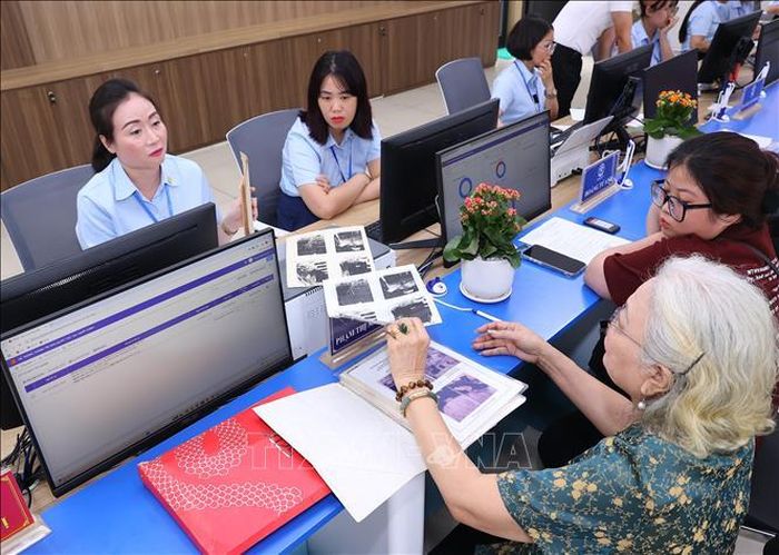 Người dân đến làm thủ tục hành chính tại phường Tây Hồ, thành phố Hà Nội. Ảnh: Văn Điệp/TTXVN
