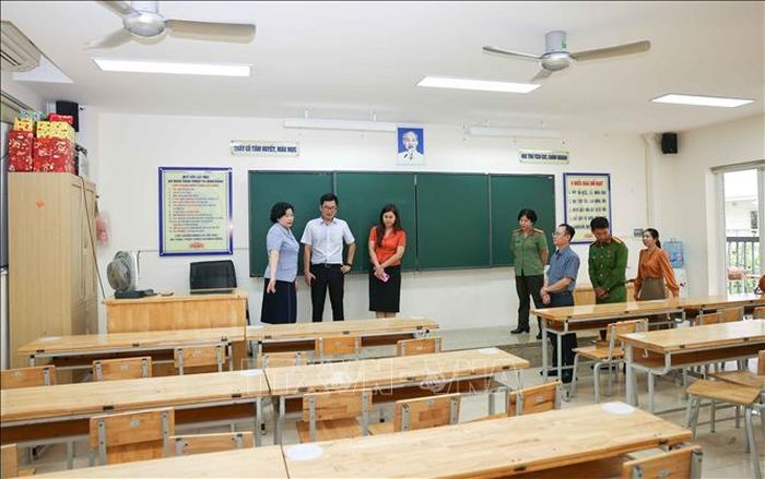 Ban Chỉ đạo thi phường Cửa Nam kiểm tra công tác chuẩn bị cơ sở vật chất, điều kiện tổ chức thi và các điểm hỗ trợ thi phục vụ kỳ thi, chiều 8/6. Ảnh: Thanh Tùng/TTXVN