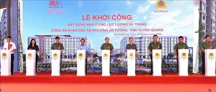 Thứ trưởng Bộ Công an Đặng Hồng Đức, Bí thư Tỉnh ủy Tuyên Quang Hầu A Lềnh và các đại biểu thực hiện nghi thức khởi công dự án.