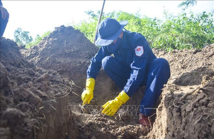 Chiến sĩ của Đội K91 thuộc Bộ Chỉ huy Quân sự tỉnh Đồng Tháp thực hiện nhiệm vụ tìm kiếm hài cốt liệt sĩ. Ảnh: TTXVN phát