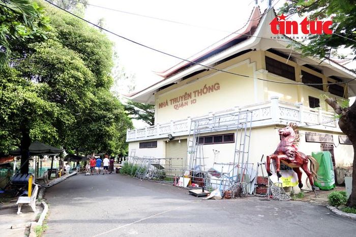 Khu sau Nhà truyền thống được cho là một trong những vị trí nghi có hố chôn tập thể các chiến sĩ hy sinh, được đánh giá có cơ sở khoa học và thực tiễn rõ nét nhất.