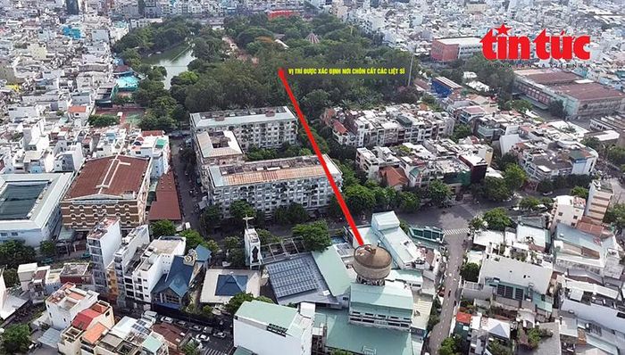 Tháp thủy đài cách nơi chôn cất khoảng 300 m. Thủy đài này có hình trụ, hiện nằm cạnh đường Nguyễn Giản Thanh.