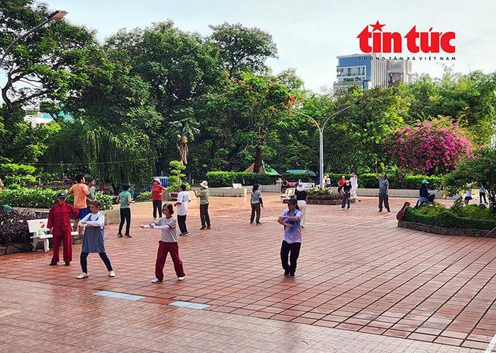 Mỗi sáng, đông đảo người dân đến công viên tập thể dục, rèn luyện sức khỏe.