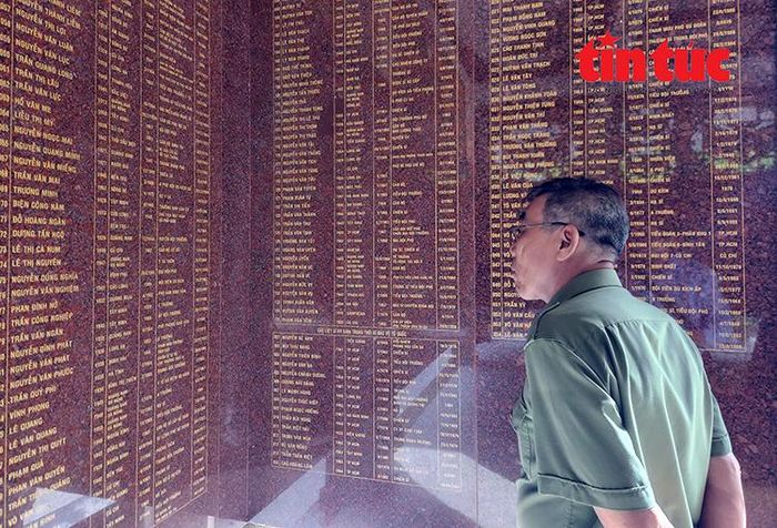 Ông Đỗ Đình Thược tại nhà bia ghi danh liệt sĩ bên trong Công viên Lê Thị Riêng.