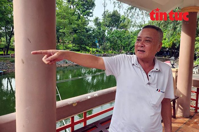 Ông Nguyễn Phước Hải chỉ tay về phía khu vực được cho là vị trí chôn tập thể cán bộ, chiến sĩ đã hy sinh trong cuộc Tổng tiến công và nổi dậy Xuân Mậu Thân 1968.