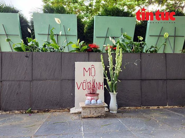 Một ngôi mộ vô danh cạnh Nhà truyền thống vẫn được hương khói thường xuyên. Đây là nơi an táng một số hài cốt được phát hiện trong quá trình xây dựng công viên nhưng chưa xác định được danh tính.