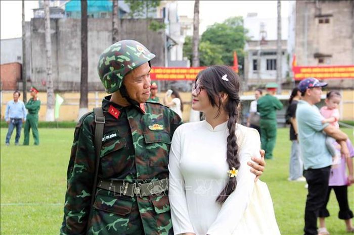 Niềm vui gặp mặt sau 3 tháng huấn luyện chiến sĩ mới.