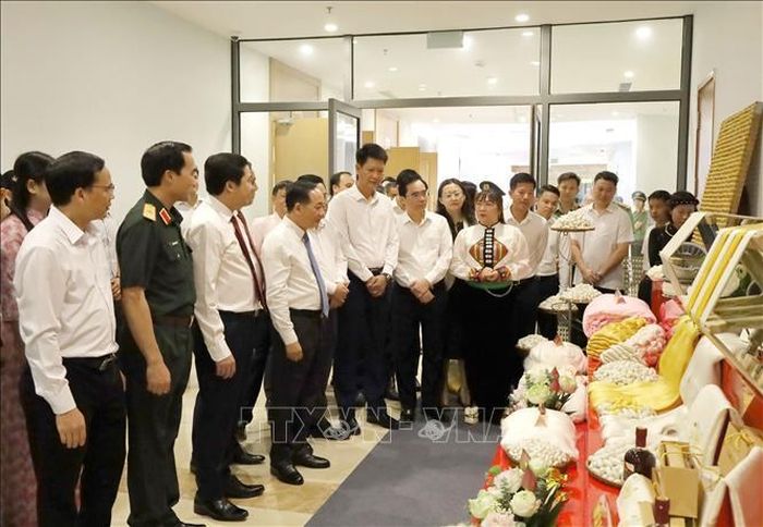 Đại biểu tham quan sản phẩm nông nghiệp đặc trưng của xã Trấn Yên. Ảnh: Đinh Thùy/TTXVN
