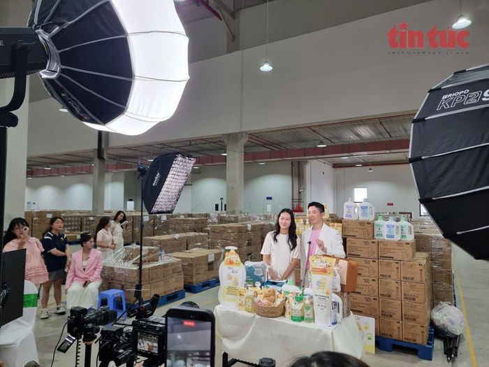 Một phiên livestream bán hàng từ nhà máy sản xuất.