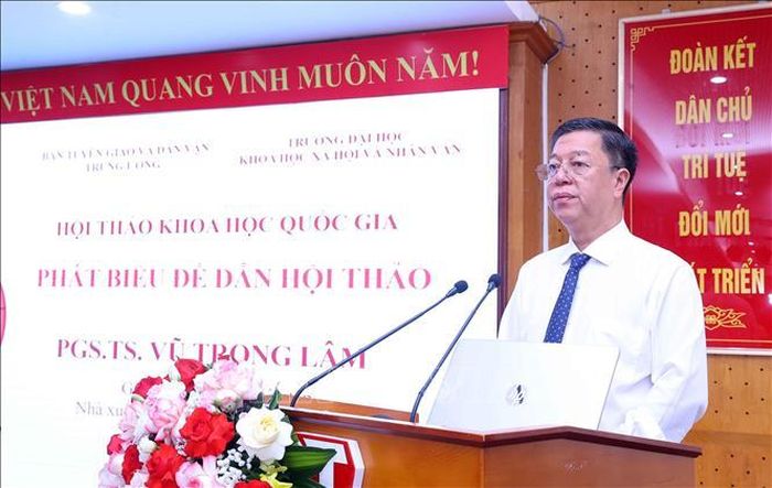 PGS.TS Vũ Trọng Lâm, Giám đốc - Tổng Biên tập Nhà xuất bản Chính trị quốc gia Sự thật phát biểu đề dẫn hội thảo. Ảnh: Văn Điệp/TTXVN