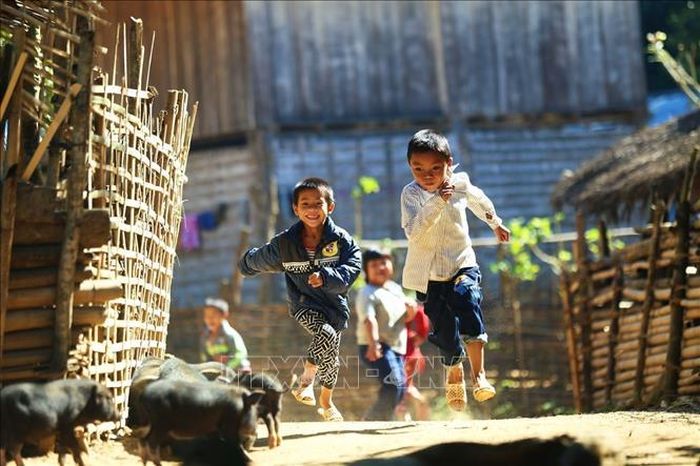 Niềm vui của những đứa trẻ vùng cao là được chạy nhảy vui chơi cùng bạn bè. Ảnh minh họa: Phan Tuấn Anh/ TTXVN
