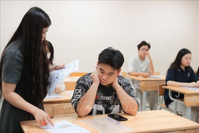 Giám thị kiểm tra thông tin thí sinh. Ảnh: Minh Quyết/ TTXVN