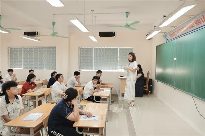 Giám thị phổ biến quy chế thi tại điểm thi Trường THPT Nguyễn Gia Thiều (Hà Nội). Ảnh: Minh Quyết/ TTXVN