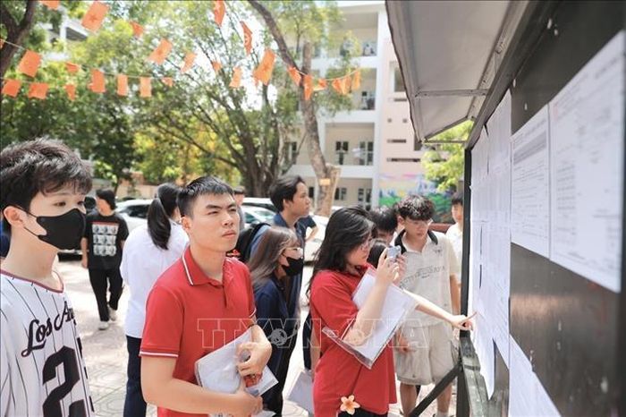 Thí sinh đến làm thủ tục tại điểm thi Trường THPT Nguyễn Gia Thiều (Hà Nội). Ảnh: Minh Quyết/TTXVN