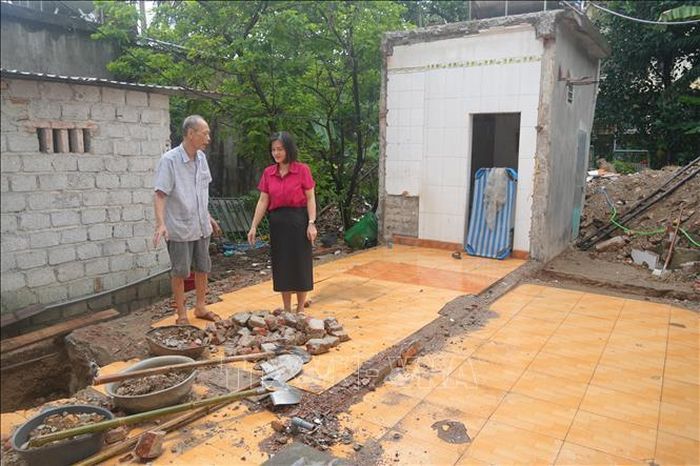 Được sự hỗ trợ của chính quyền địa phương và lực lượng vũ trang, căn nhà cũ của anh Đỗ Thúc Hào (xã Hà Trung)- con đẻ của người tham gia hoạt động háng chiến nhiễm chất độc hóa học đã được phá dỡ, chuẩn bị khởi công xây dựng căn nhà mới. Ảnh: TTXVN phát