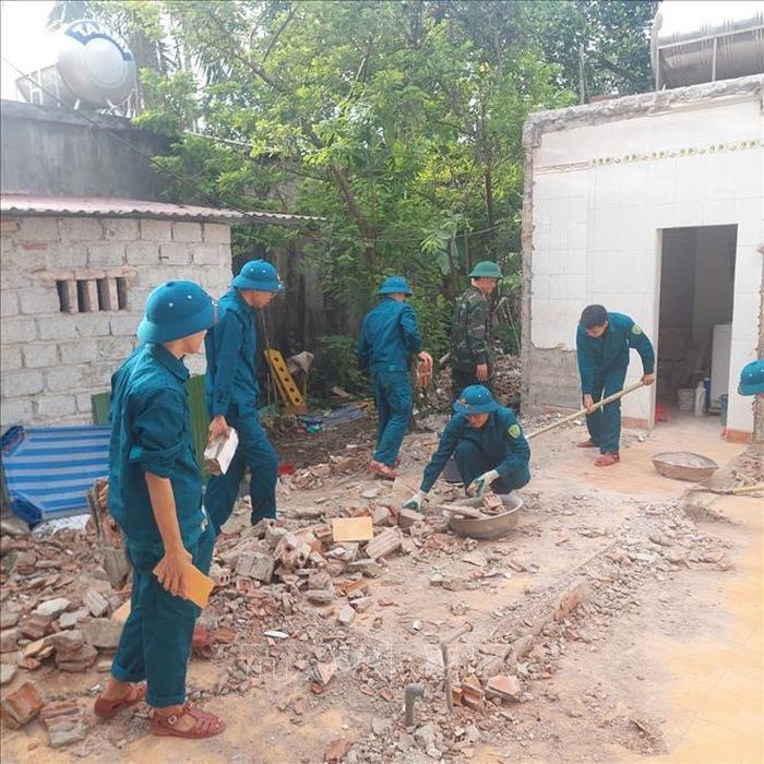 Đến ngày 10/6, Bộ Chỉ huy Quân sự tỉnh Thanh Hóa đã huy động 674 cán bộ, chiến sĩ tham gia hỗ trợ các gia đình thuộc đối tượng hỗ trợ xóa nhà tạm cho con đẻ người hoạt động kháng chiến nhiễm chất độc hóa học với tổng số 4.592 ngày công lao động. Ảnh: TTXVN phát