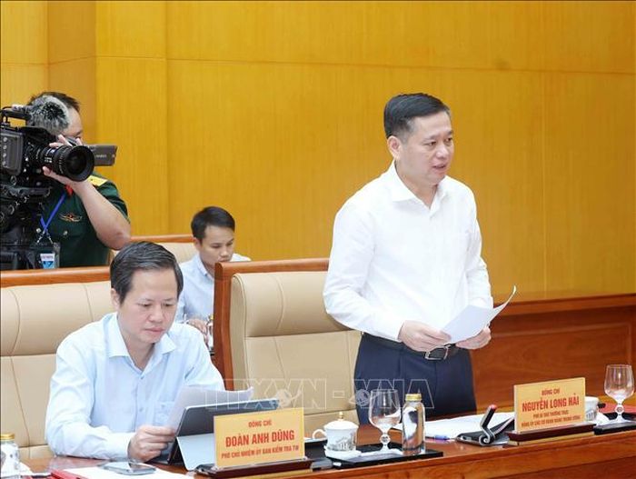 Đồng chí Nguyễn Long Hải, Ủy viên Trung ương Đảng, Phó Bí thư Thường trực Đảng ủy các cơ quan Trung ương, Phó Trưởng Đoàn kiểm tra thông báo dự thảo báo cáo kết quả kiểm tra. Ảnh: Phương Hoa/TTXVN