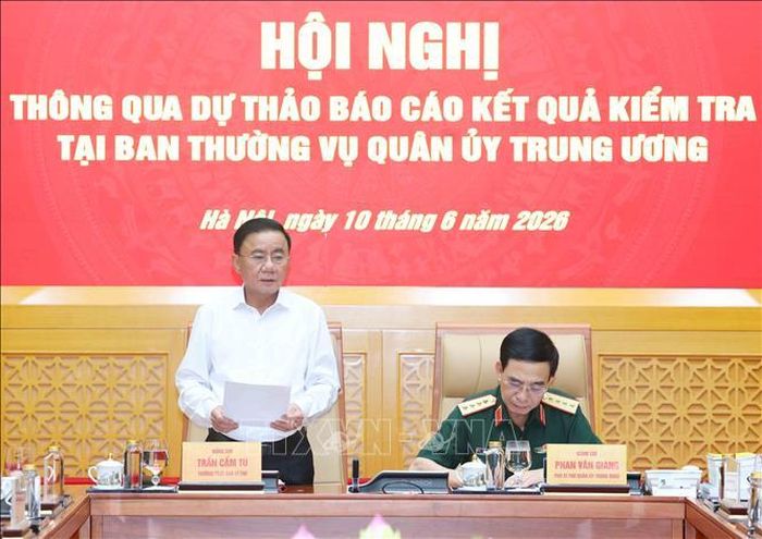Đồng chí Trần Cẩm Tú, Ủy viên Bộ Chính trị, Thường trực Ban Bí thư, Trưởng Đoàn Kiểm tra, giám sát số 12 của Bộ Chính trị phát biểu chỉ đạo hội nghị. Ảnh: Phương Hoa/TTXVN