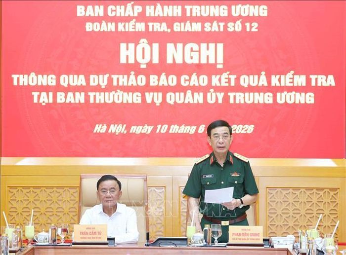 Đại tướng Phan Văn Giang, Ủy viên Bộ Chính trị, Phó Thủ tướng Chính phủ, Phó Bí thư Quân ủy Trung ương, Bộ trưởng Bộ Quốc phòng phát biểu tại hội nghị. Ảnh: Phương Hoa/TTXVN