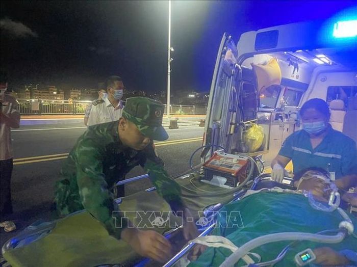 Đồn Biên phòng Cửa khẩu quốc tế Móng Cái (Việt Nam) phối hợp với Trạm kiểm tra Biên phòng Xuất nhập cảnh Đông Hưng (Trung Quốc) mở "luồng xanh" cho xe cứu thương đưa công dân Trung Quốc MEI CHENGAN (sinh năm 1969, bị xuất huyết não) xuất cảnh về nước cấp cứu vào lúc 20 giờ 30 phút ngày 8/6/2026 tại khu vực cầu Bắc Luân 2. Ảnh: TTXVN phát