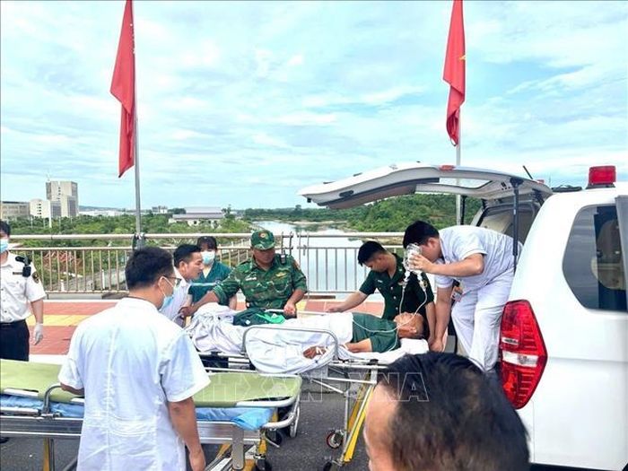 Vào lúc 14 giờ 45 phút ngày 9/6/2026, tại Cửa khẩu quốc tế Móng Cái (khu vực cầu Bắc Luân 2), xe cứu thương đưa công dân Trung Quốc HU KEXUAN (sinh năm 1965, bị bệnh tiểu đường) được tạo điều kiện tối đa qua "luồng xanh" ưu tiên để xuất cảnh về nước điều trị kịp thời. Ảnh: TTXVN phát