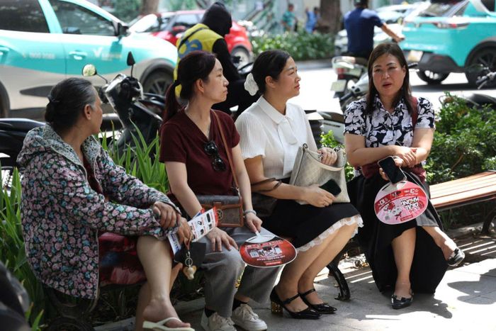 Phụ huynh đưa con tới điểm thi làm thủ tục.
