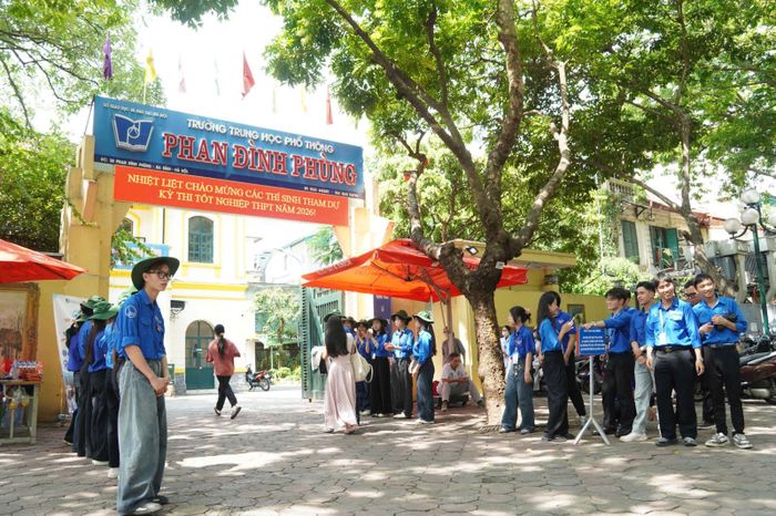 Ghi nhận tại điểm thi trường THPT Phan Đình Phùng, Hà Nội.